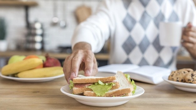 Distúrbios Alimentares em idosos com Alzheimer: o que fazer? Distúrbios Alimentares em idosos com Alzheimer: o que fazer?